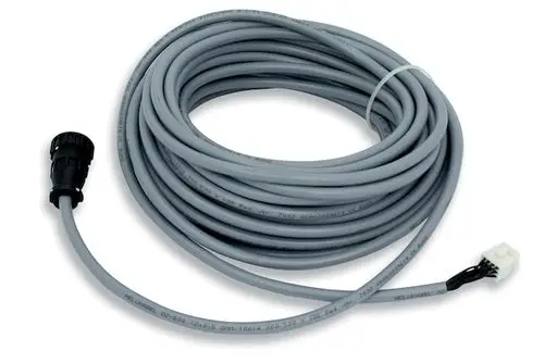 Graue Leitung mit einem schwarzen Stecker und einem weißen Anschluss. Produkt von Roth zur Anwendung in sensiblen Umgebungen.